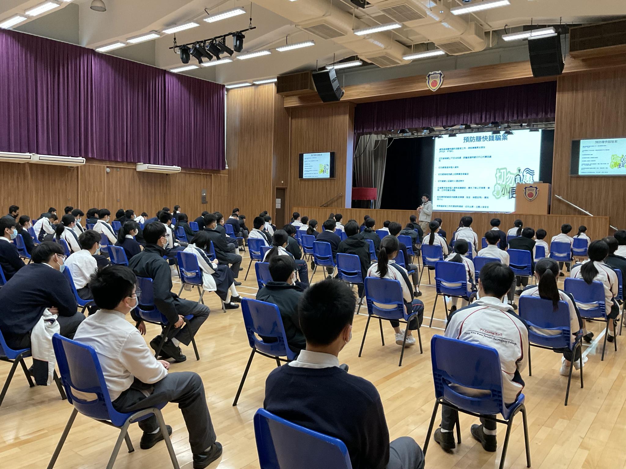 The talk was held in the school hall with epidemic prevention measures.