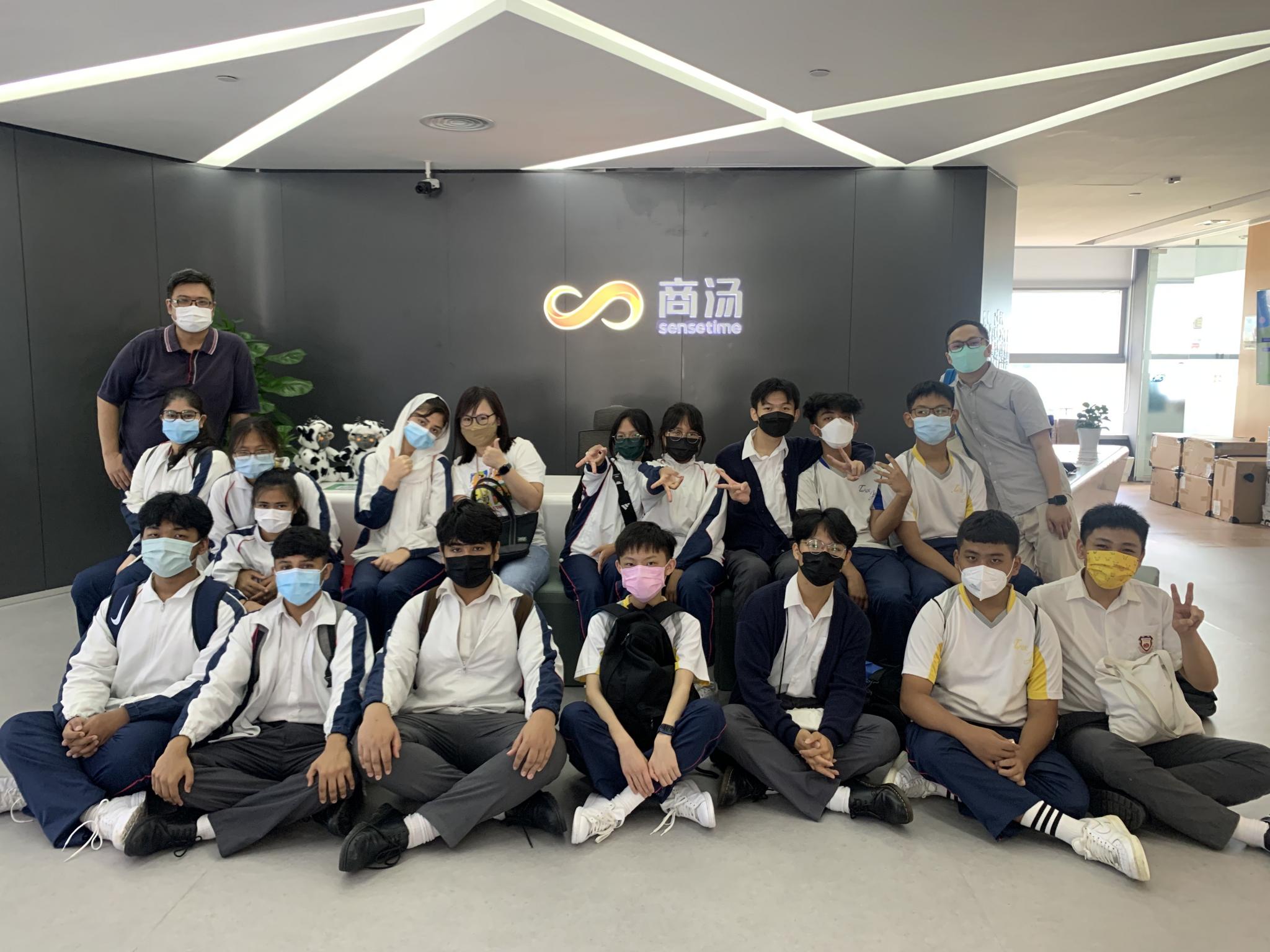 Students visit the experience lab of Sensetime at the HKSTP.