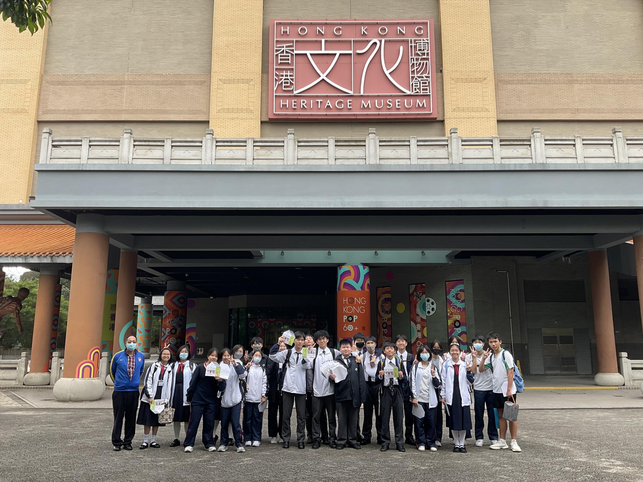The teachers and students of our school take a group photo in front of the Hong Kong Heritage Museum.