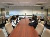 Students chatted with the principal in the spacious conference room in a comfortable way.